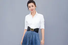 李冰冰真会穿，白衬衫配丝绒百褶裙好减龄，"A4腰"真让人羡慕图片