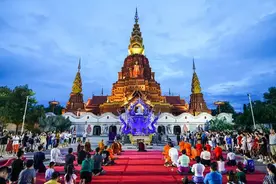 10月30日勐景洪吉祥大鼓进景洪大金塔寺诵经开光仪式，虔诚礼佛图片