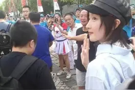 周冬雨早年旧照好白嫩，满脸的胶原蛋白好少女，一点也不像28岁图片