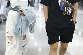 钟丽缇内衣外穿玩时尚 与张伦硕并排走酷范儿足图片