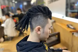 00后小哥首次入坑雷鬼脏辫图片