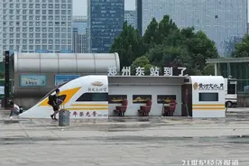 郑州东站万人大疏散：多数列车停运，滞留旅客“上车买票”疏散至周边城市（附现场图集）图片