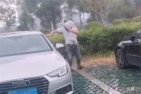 爸爸把女儿当“遮雨工具”，女儿被雨淋湿！众人：亲生的没错了！图片