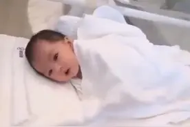 产房一女婴走红，出生后就拥有高颜值，网友：我愿等到她成年图片