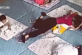 画面辣眼！男童遭女幼师压倒并强吻，左脸留下牙印！警方：未构成猥亵图片