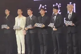 当红男星帅气合影，陈飞宇太高，李易峰、邓伦、李现差不多高图片