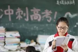 衡水中学高二男生帅上热搜，堪比小说男一号，生活照却翻车了图片