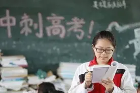 衡水中学高二男生帅上热搜，堪比小说男一号，生活照却翻车了图片