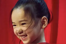 董璇女儿六一写真照，红色古风裙配丸子头呆萌可爱，笑起来好妈妈图片