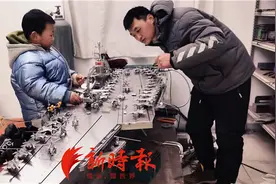 船锚、雷达、飞机都能动！焊接工三年磨一“舰”，为儿子自制独一无二的礼物图片