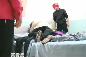 男子千里赴约，遭女友丈夫围堵，关键时候，女友用身体护住男子图片