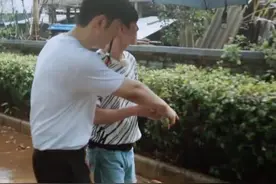 全网都认为黄晓明只有173，当他跟172的何炅站一起，真相了图片
