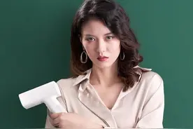 你怎么能忍受衣服皱巴巴 让手持挂烫机帮你维持体面图片