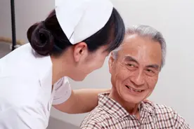 家里老人突发脑溢血，懂得急救很重要：4个步骤记清楚，能救命图片