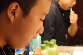 晨起后，应该先刷牙，还是先吃饭？医生说出实话，答案让人想不到图片