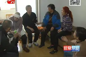 弟弟不让姐姐进门，110来了才让进的门，这叫什么事啊，亲情呢？图片