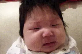 妈妈嫌弃宝宝长的丑，宝宝接着情绪失控，网友：长大就好看了图片