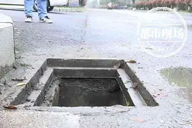 南昌：路边井盖松动，男子一脚踏空，“要害”部位受伤不轻图片
