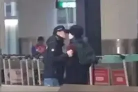 看完谢霆锋直播，受到1万点甜蜜暴击，脖戴王菲同款发箍秀恩图片