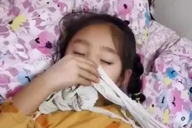 女儿"盘"了7年的衣服火了，烂成渣也不让丢，妈妈：娃的世界难懂图片