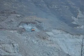 河北满城：被指借矿山恢复治理大肆非法开采矿产资源图片