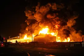 德黑兰发生剧烈爆炸，冲天火柱照亮夜空，幕后黑手对伊朗下手？图片
