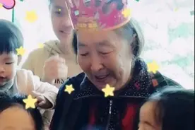 87岁老戏骨彭玉庆生，头发花白神采奕奕，儿孙满堂场面超热闹图片