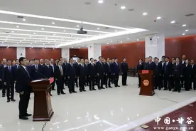 「直击两会」甘谷县举行新当选国家机关工作人员向宪法宣誓仪式图片