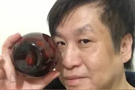 年近60岁的郑智化，如今喜欢书法，小楷学唐人写经，还会瘦金体图片