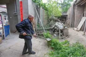 七旬大爷为照顾生病老伴，花3千元雇个“保姆”每天有一杯鲜奶喝图片