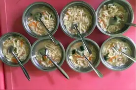 妈妈怒了幼儿园食谱鸡蛋面，孩子却说没吃鸡蛋！老师：面条含鸡蛋图片