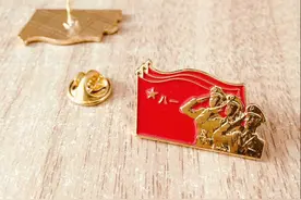 中国北京 八一军旗 徽章 纪念章党徽胸章 胸牌胸针男图片