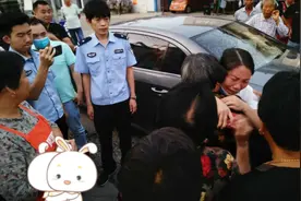泪目！事发兴化，一对母女当街抱头痛哭图片