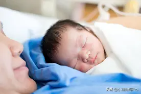 俩姐妹同时生娃，宝宝却出奇的像，亲子鉴定后俩人从此“绝交”图片