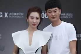 章子怡大嫂也挺美的，穿件开口裙优雅又大方，不显肩型却挺显瘦图片