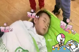 幼儿园“贪睡宝宝”赖床不起，老师同学全员出动，宝宝依旧睡得香图片