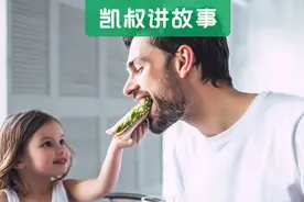 郭晶晶不在家，霍启刚带3娃偷吃麦当劳：“好爸爸”人设藏不住了图片