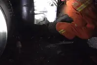 凌晨！被10吨钢卷砸塌的驾驶室里传来呼救图片