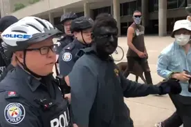 多伦多白人涂黑全身假冒黑人抗议，被捕后喊冤：我是晒黑的图片