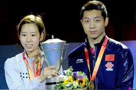 世界冠军1-4惨败！被17岁天才小将逆转，刘国梁师妹勇夺3项冠军图片