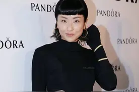 徐濠萦黑色打扮现身，发型不敢恭维，但镂空衣下的腹肌很吸睛图片