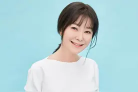 47岁王小骞罕晒全家福，与同龄老公似两代人，6岁女儿乖巧可爱图片