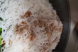 1根烤肠2个鸡蛋，教你做一道营养早餐，搭配米粉好吃到爆图片