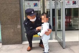 江苏泰州：3岁男童被困ATM机防护舱，民警与他玩起了“游戏”……图片