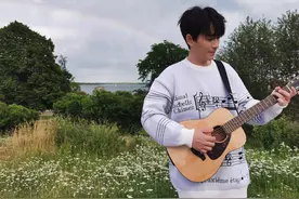 朱一龙手抱着吉他，展现爱音乐的另一面图片