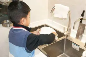 “倒数第一的学生家长上台发言”，宝妈的一番话，让老师羞愧难当图片