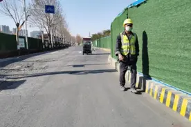 男子在工地赚血汗钱，刷手机看到妻子，她竟然和别的男人搂在一起图片