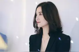 宋佳豁出去啦，蕾丝裙只穿一条腿太性感，坐下还得盖上“遮羞布”图片