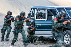 大漠深处砺精兵｜直击武警特战队员野外实战化训练图片