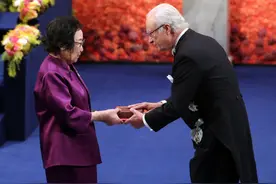 中国诺奖第一人屠呦呦，用青春奋斗造福人类，数百万人因她而活图片